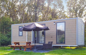 2 Bedroom Lovely StaCaravan In Hoogersmilde